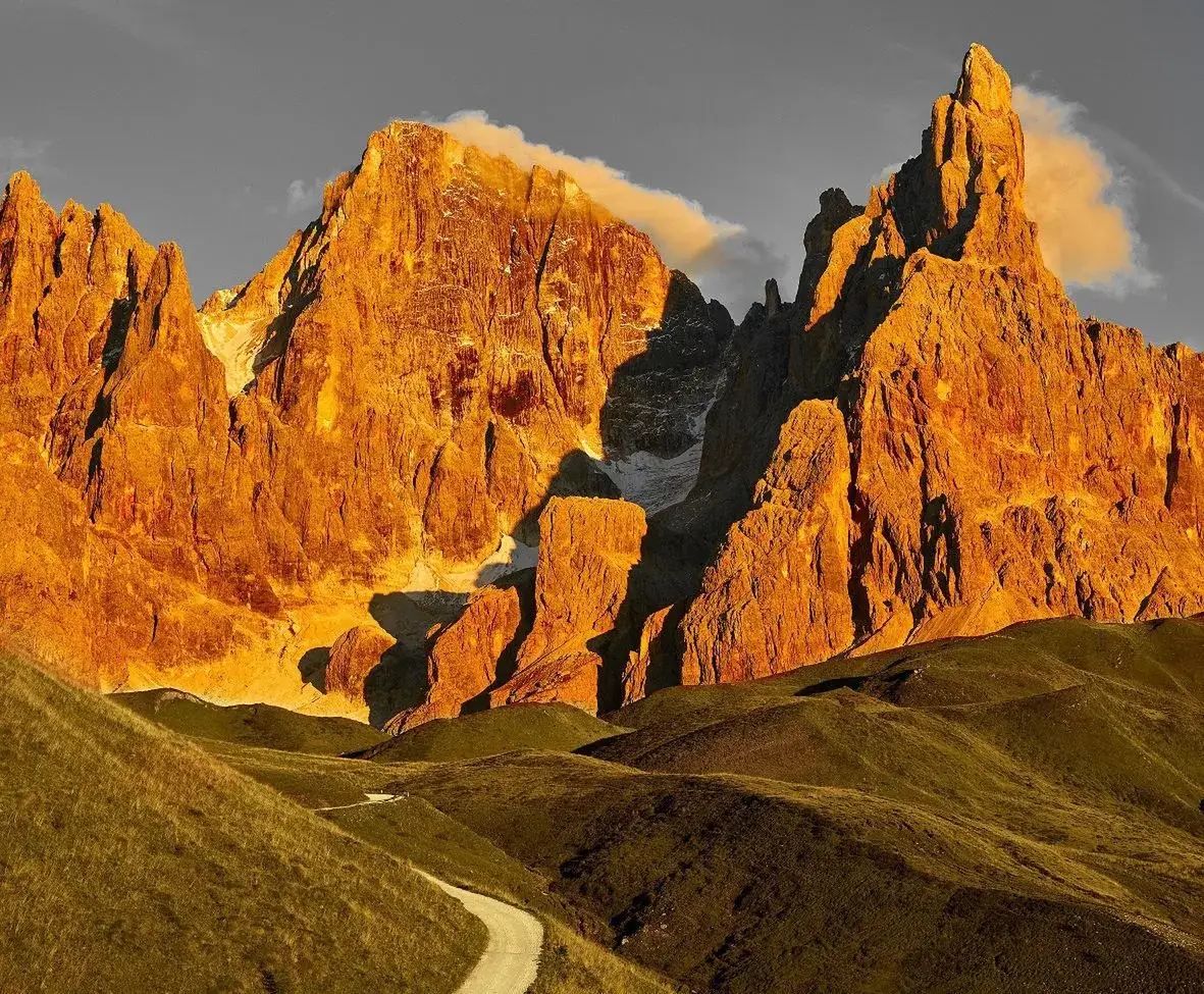 Dolomity enrosadira zachód słońca