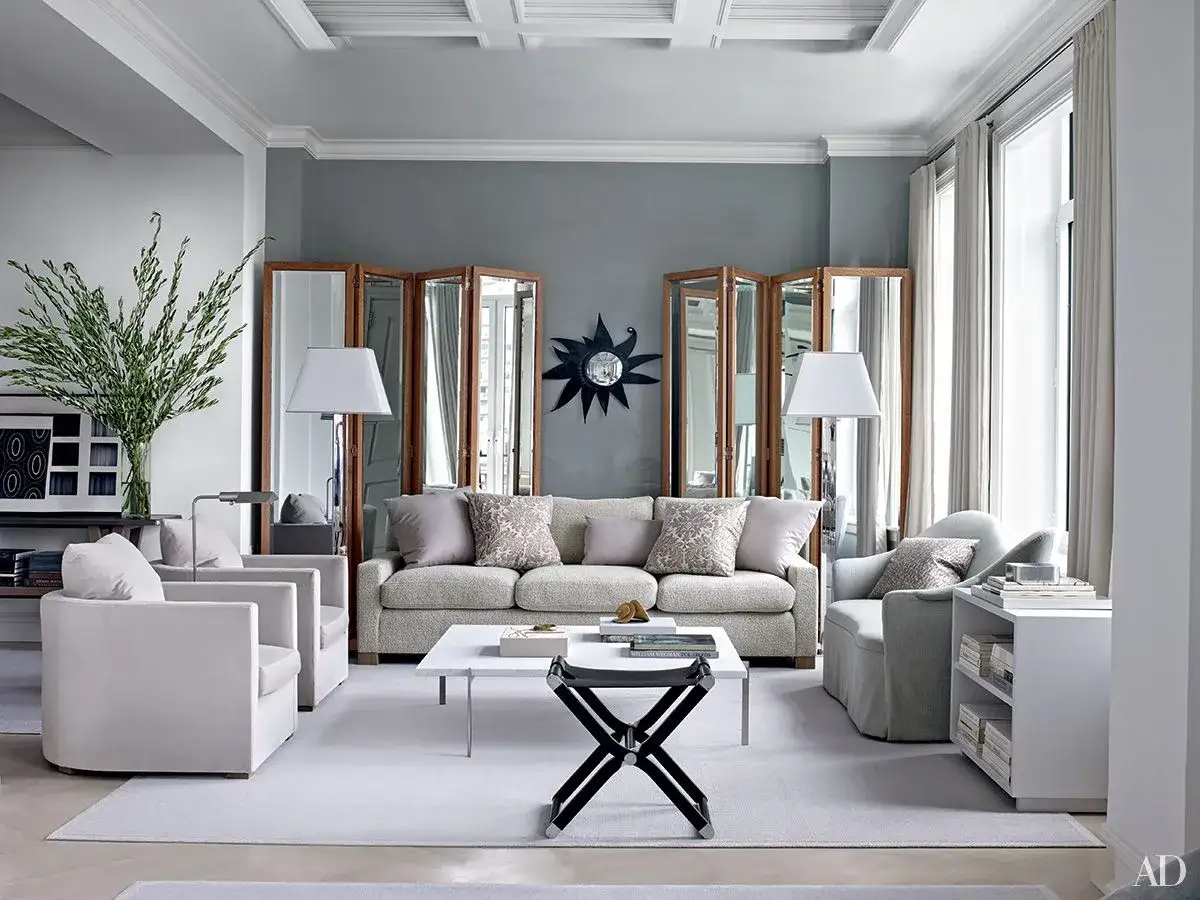 Ein elegantes Wohnzimmer in Seidengrau. Welche Farbe passt zu seidengrau? Hier: helle Möbel, Spiegel und dezente Deko.