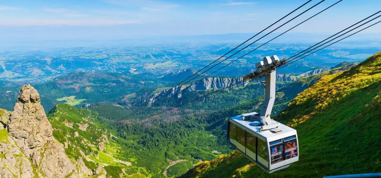 Kolejka linowa wjeżdża na Kasprowy Wierch. Trasa widoczna z wagonika oferuje zapierające dech w piersiach widoki na Tatry i Kotlinę Zakopiańską.