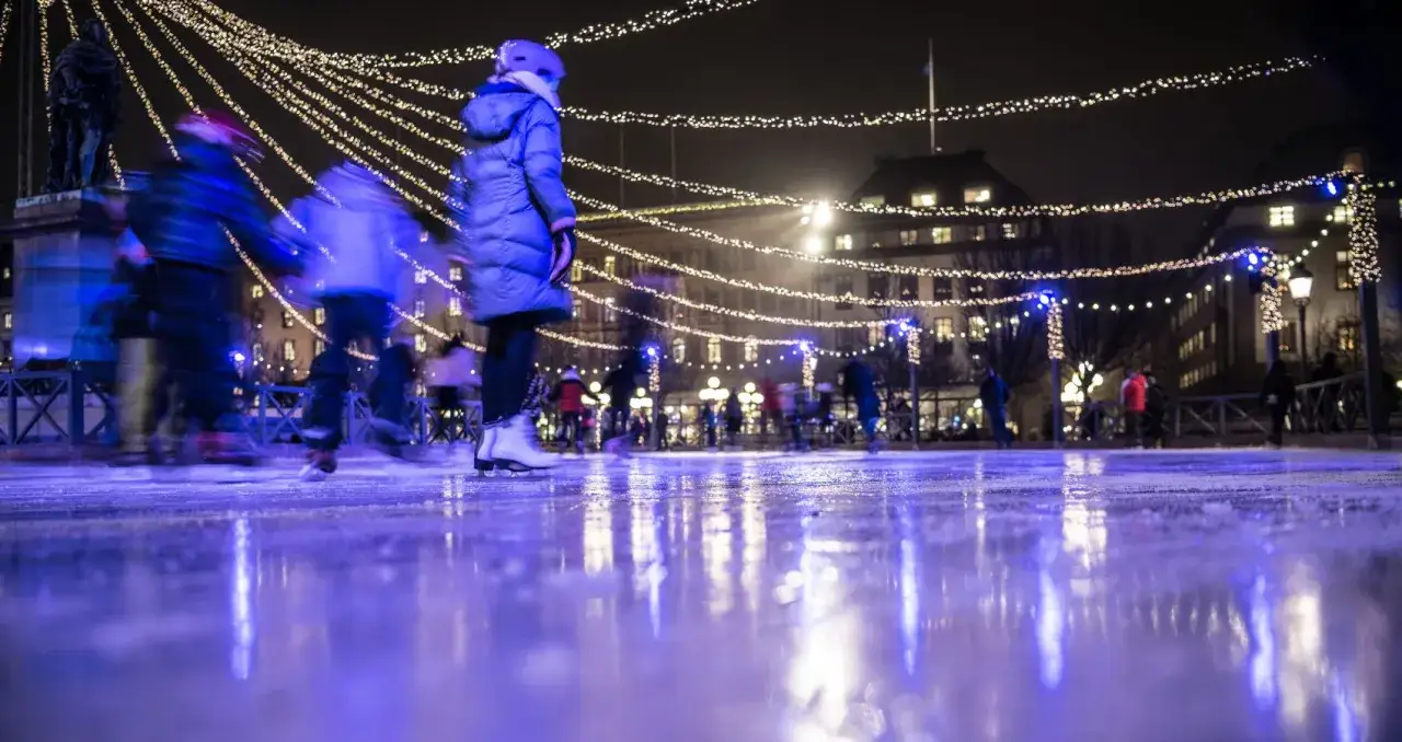 Skridsko&aring;kning under julbelysning i Stockholm. En perfekt aktivitet f&ouml;r att se vad man kan g&ouml;ra i Stockholm p&aring; vintern.