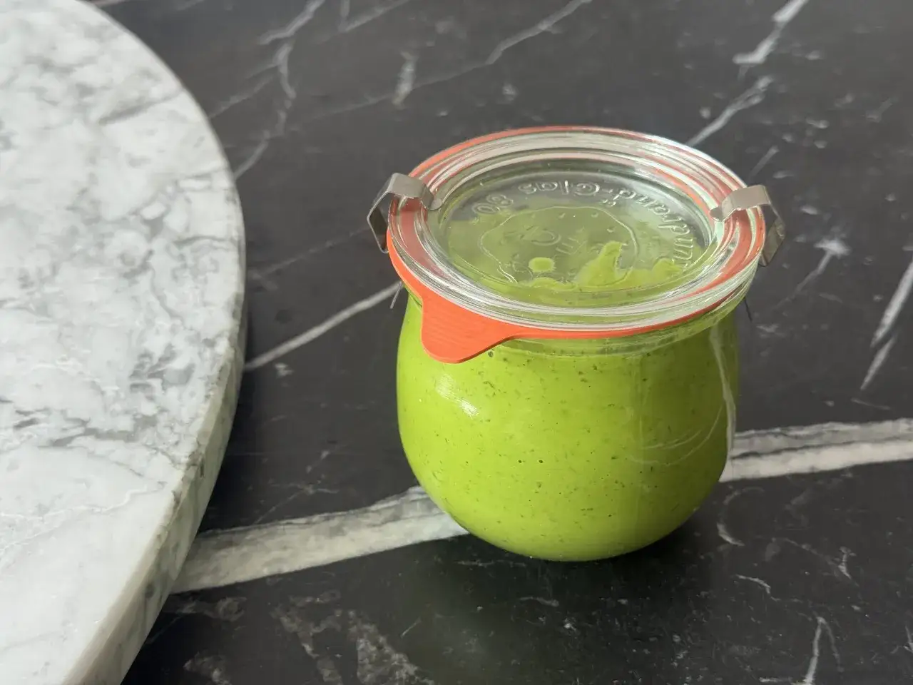 Słoik z domowym pesto ze szpinaku, gotowy do użycia.