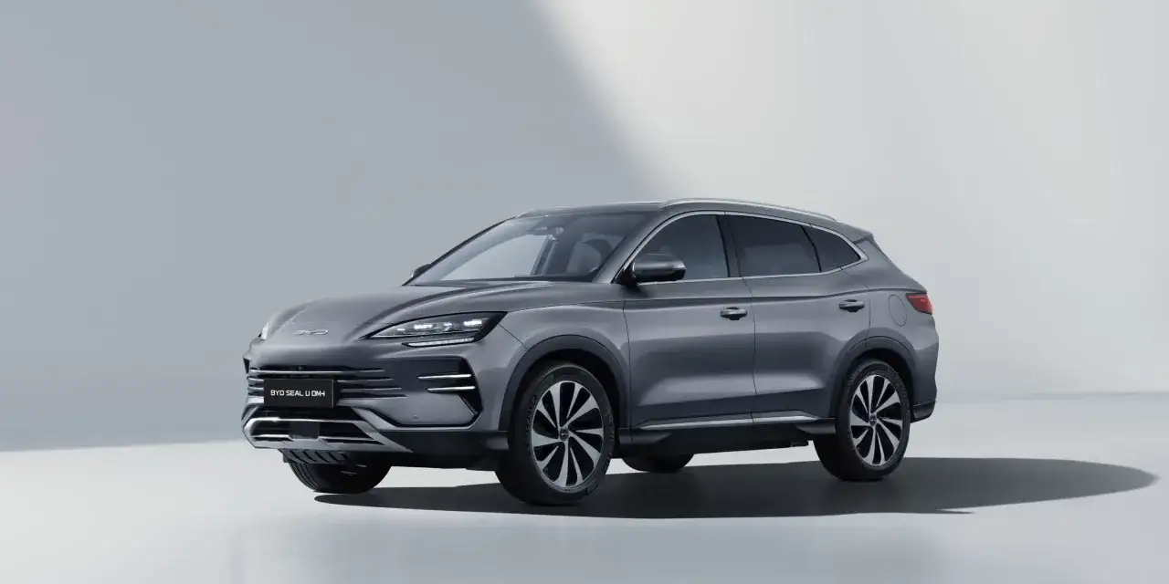 Szary SUV BYD Seal U DM-i, elegancki i nowoczesny, idealny na rodzinne wycieczki. Sprawdź jego atrakcyjną cenę!