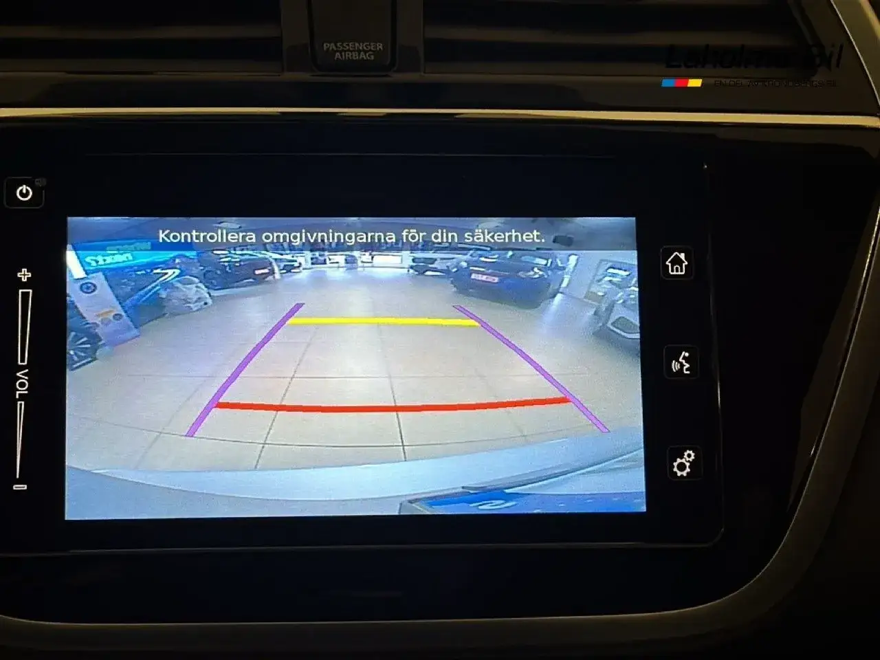 Suzuki S-Cross backkamera visar parkeringslinjer och en varningstext. Kanske ett problem med backkameran?