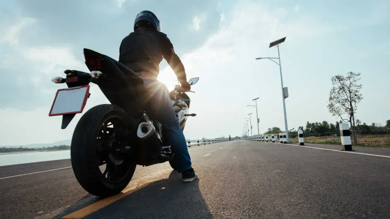 Motocyklista przeglądający części na giełdzie