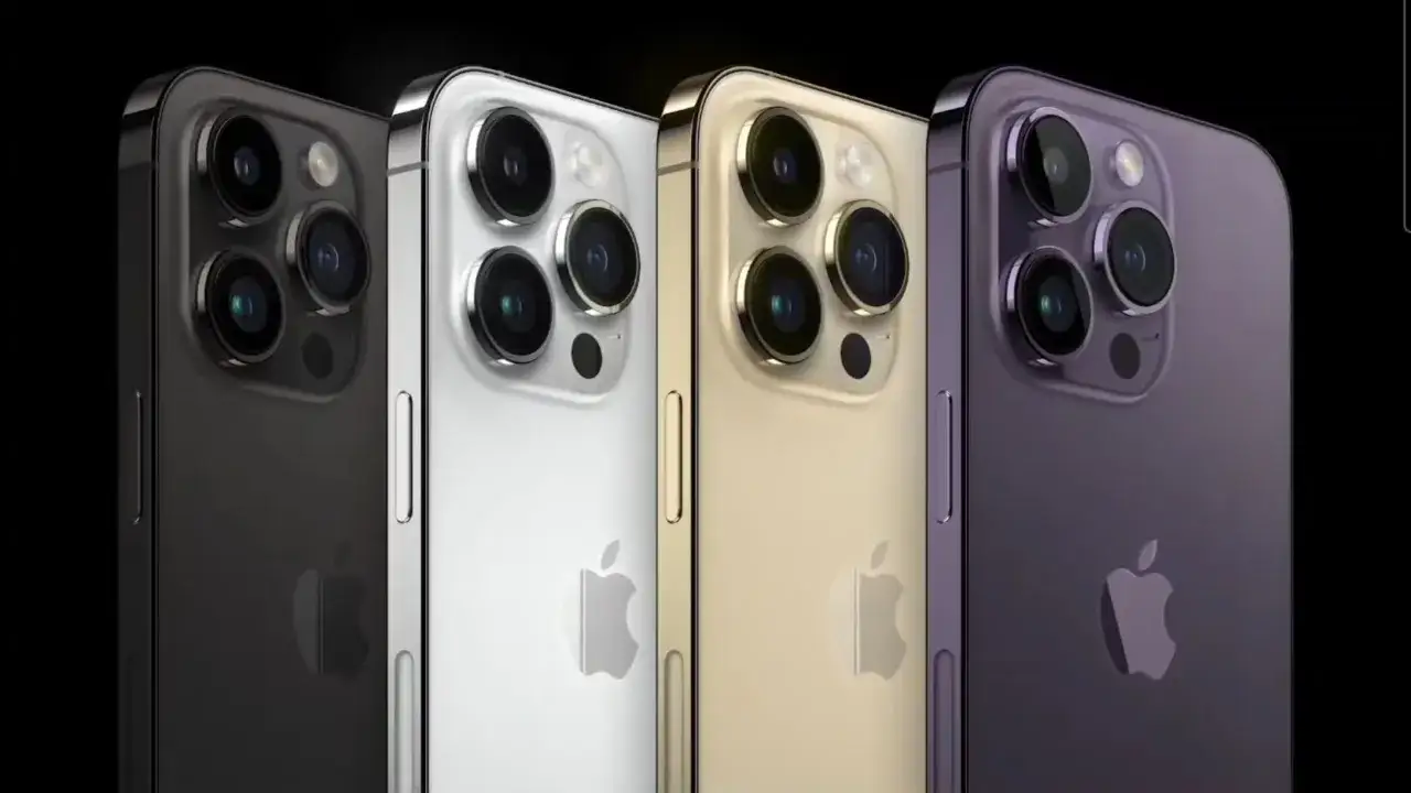 Cztery iPhone'y 14 Pro w różnych kolorach: ciemnoszary, srebrny, złoty i fioletowy, prezentują swoje potrójne aparaty.