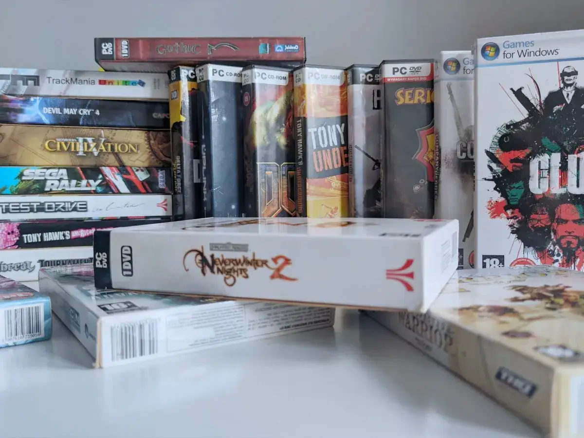 Kolekcja gier PC w wersjach pudełkowych: Gothic, TrackMania, Devil May Cry 4, Civilization IV, Sega Rally, Test Drive, Tony Hawk's, Neverwinter Nights 2, The Club.