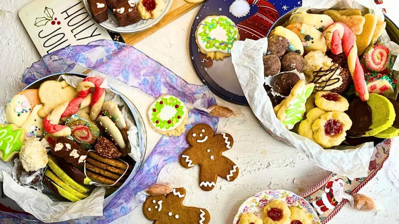 Variedad de galletas navideñas, perfectas para tus recetas de galletas. Hay galletas de jengibre, bastones de caramelo, y más.
