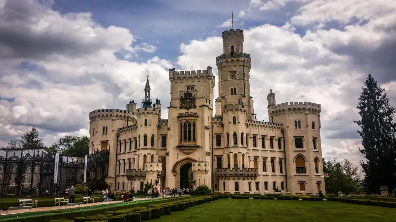 Zamek Hluboká, jedna z najpiękniejszych atrakcji Czech, z imponującą architekturą i ogrodem.