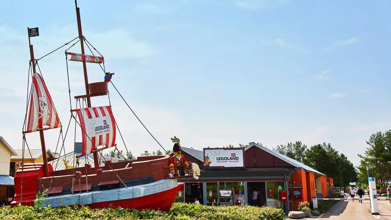 Piratskepp vid Legoland Holiday Village i Billund. Perfekt för camping och äventyr!