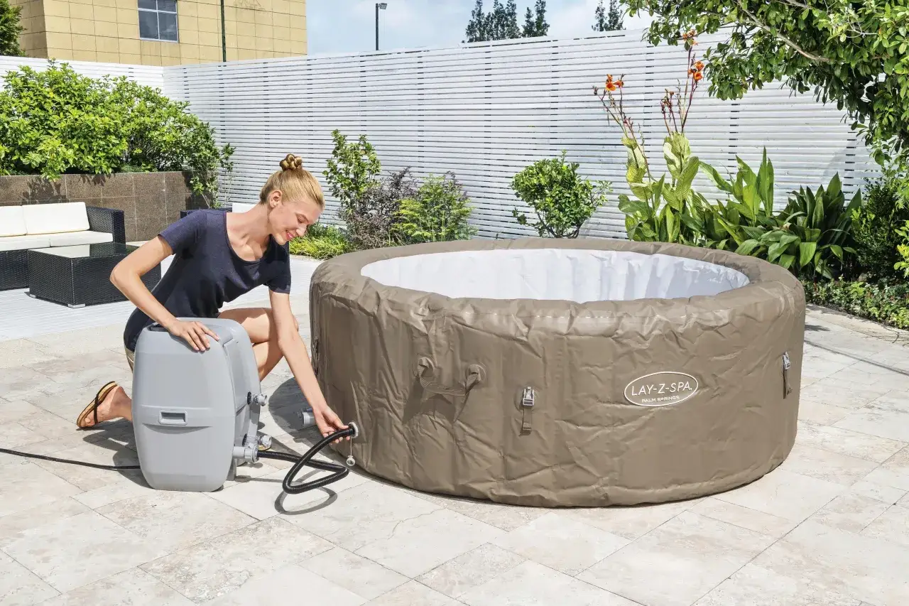 Bestway Lay-Z-Spa Palm Springs w ogrodzie