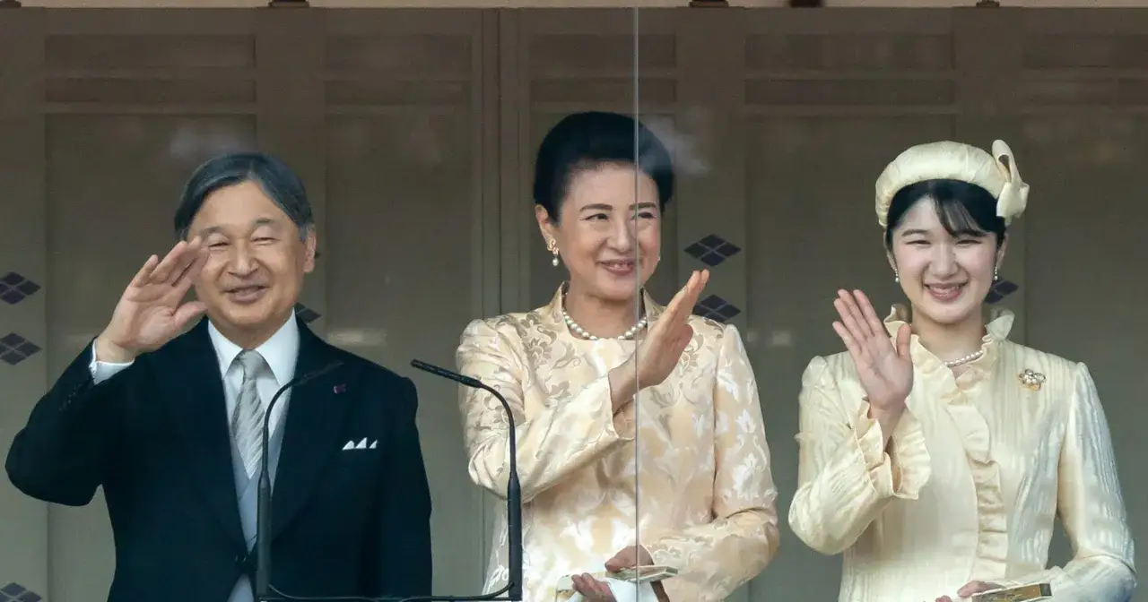 Cesarz Japonii z rodziną pozdrawia tłumy.