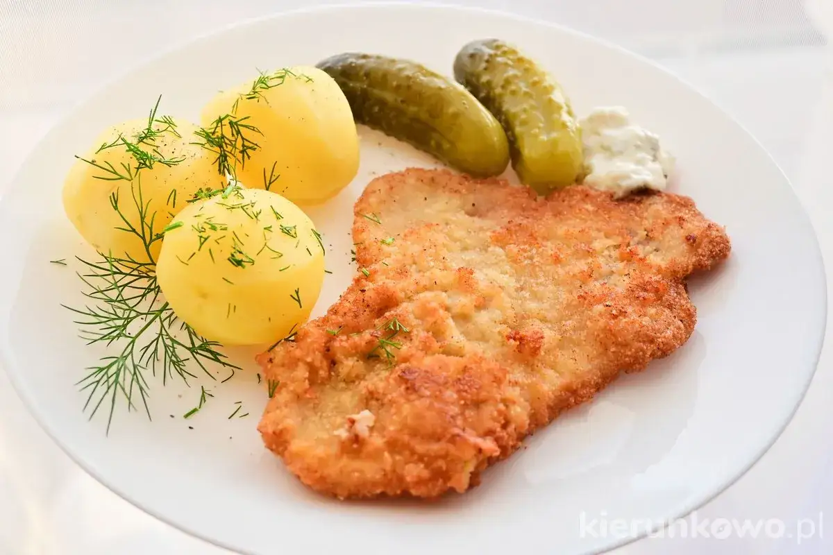 Schabowy z ziemniakami i ogórkami kiszonymi. Pyszny obiad, choć warto pamiętać o jego schabowy kcal.