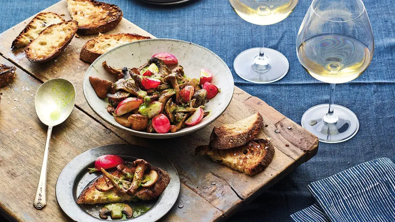 En härlig måltid med kantarelltoast, färska rädisor och ett glas vitt vin. Perfekt för en höstig kväll.
