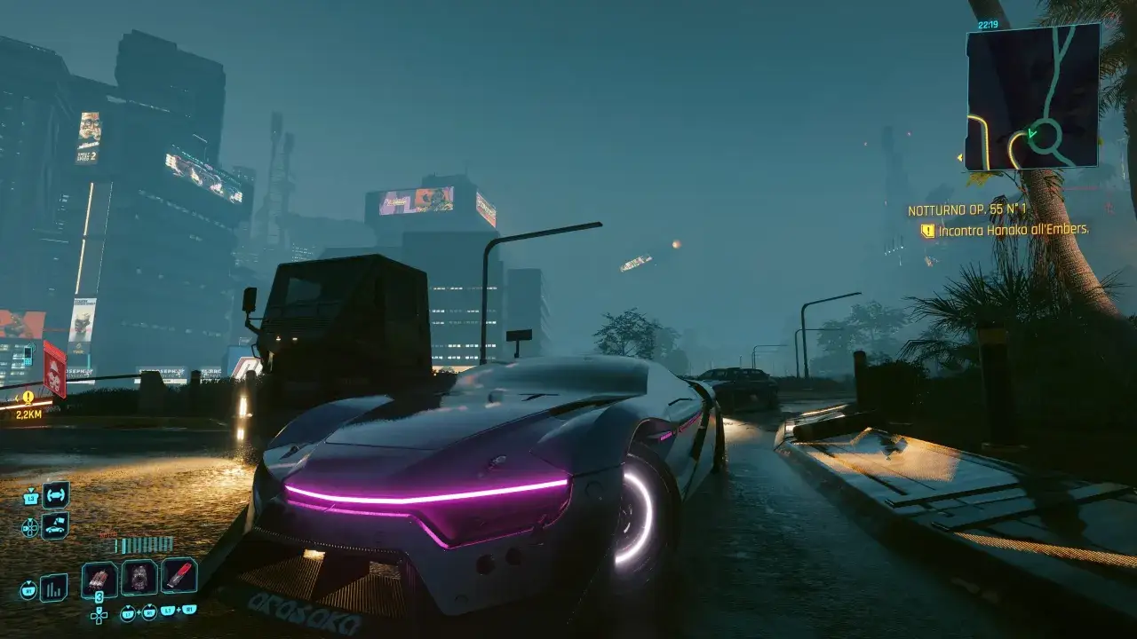 Nocny Night City, deszczowa droga, lśniący Rayfield Caliburn z neonowym pasem świetlnym. W tle wieżowce i latające pojazdy.