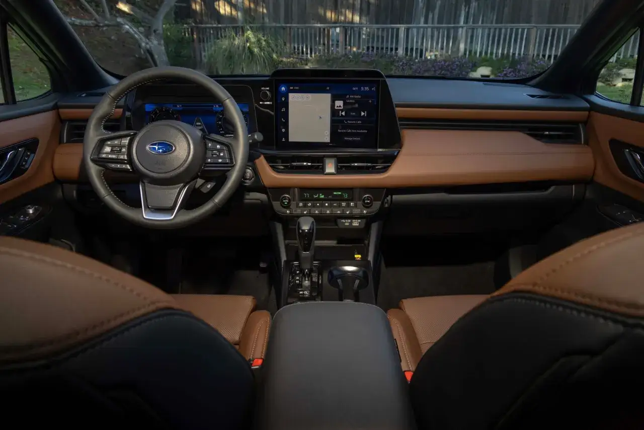 Wnętrze Subaru Outback 2025 z brązową tapicerką i dużym ekranem multimedialnym.