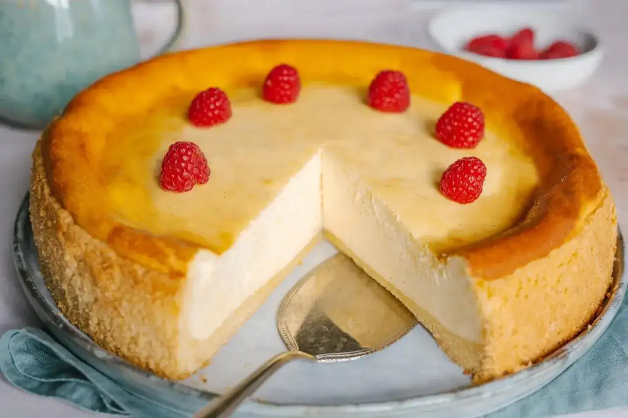 Ein k&ouml;stlicher Cheesecake mit Himbeeren, perfekt f&uuml;r Ihr n&auml;chstes cheesecake rezept. Cremig und goldbraun gebacken.