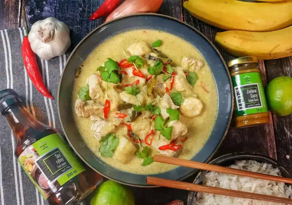 zielona i czerwona pasta curry obok siebie