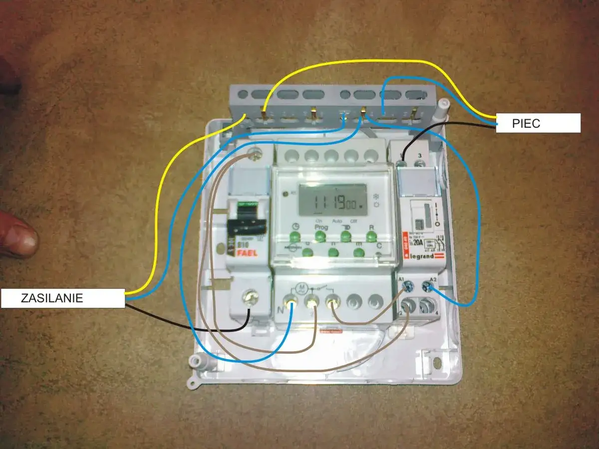 Schemat podłączenia programatora czasowego do pieca. Uważaj na **zwarcie elektryczne** podczas montażu.
