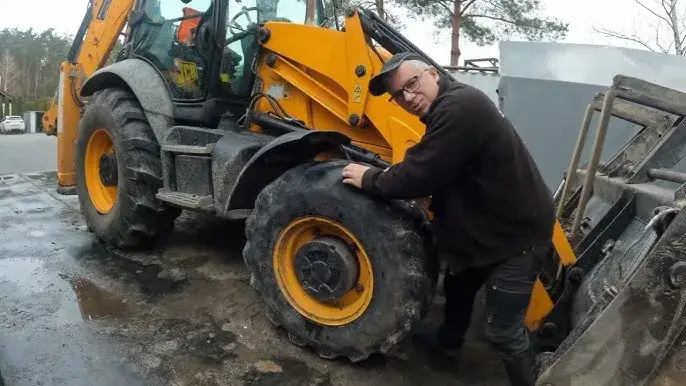 Luzy na sworzniach koparko-ładowarki