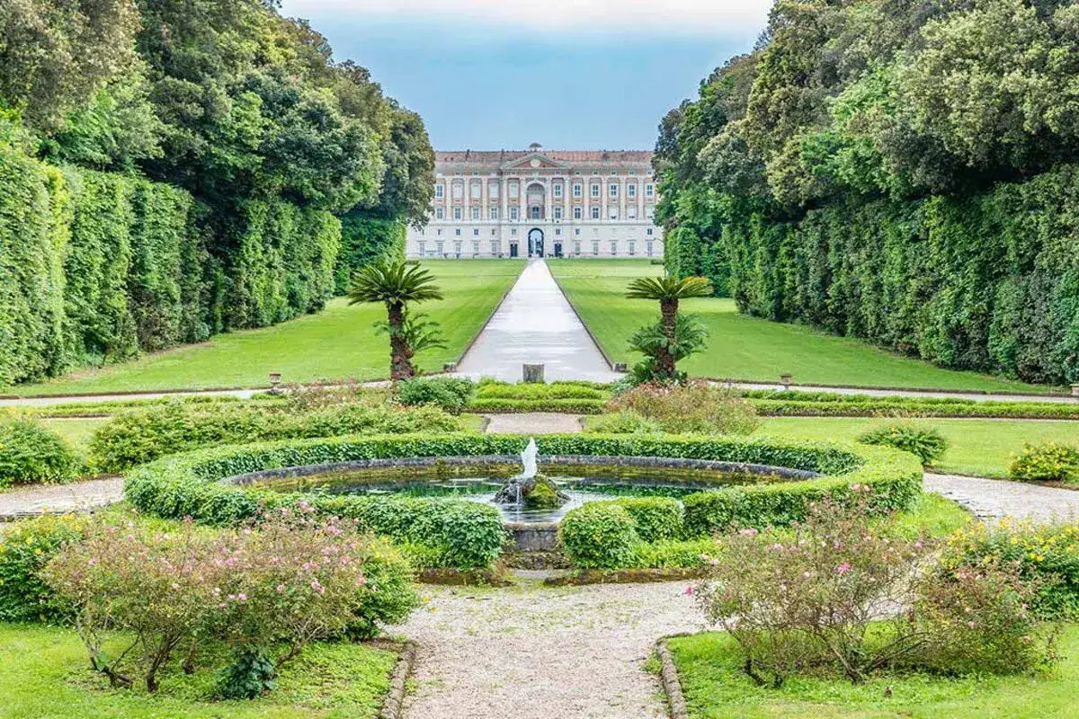 Reggia di Caserta, uno dei siti UNESCO Campania, con i suoi giardini all'italiana e la fontana centrale.