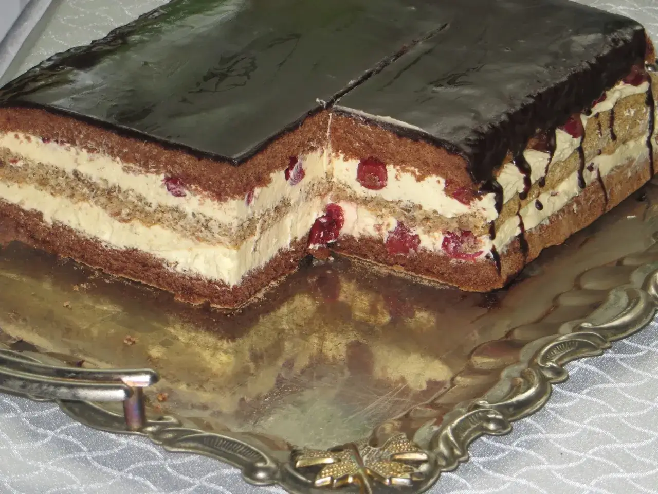Pijany Izydor, tort czekoladowy z kremem i wiśniami, wygląda tak apetycznie, że aż chce się go spr&oacute;bować!