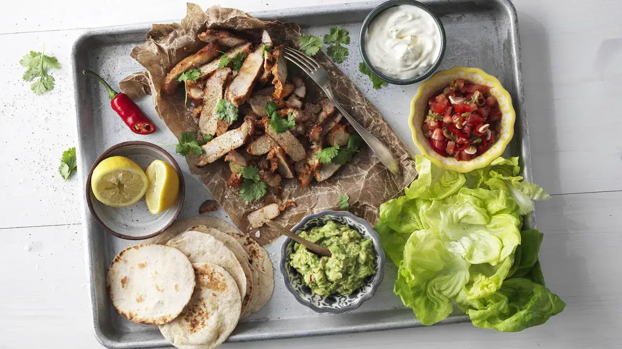 Grilla flintastek med tillbeh&ouml;r som guacamole, salsa, tortillabr&ouml;d och sallad. En perfekt sommarm&aring;ltid!