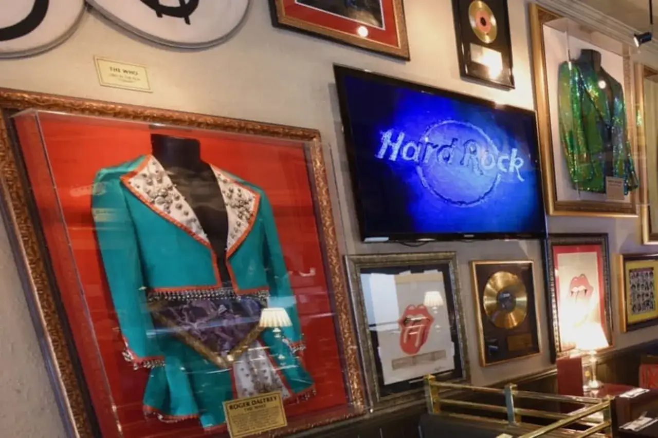 Roger Daltreys Kost&uuml;m im ersten Hard Rock Cafe, daneben die Rolling Stones und Goldene Schallplatten.