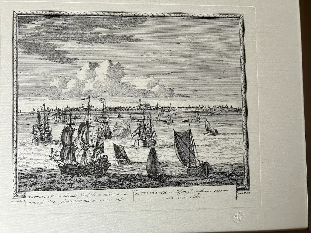 Zeegezicht met schepen voor Rotterdam, een bloeiende koopstad. Een prent van Peter Schenk, met de geboorteplaats van Erasmus.