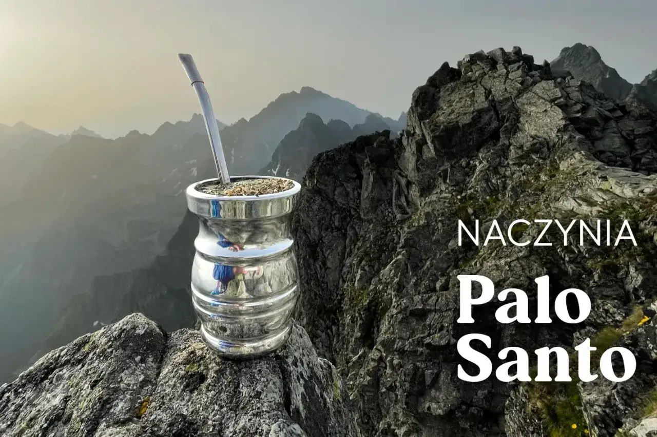 Pierwsze użycie matero Palo Santo na szczycie g&oacute;ry. Metalowe naczynie z bombillą i yerba mate na tle g&oacute;rskiego krajobrazu.