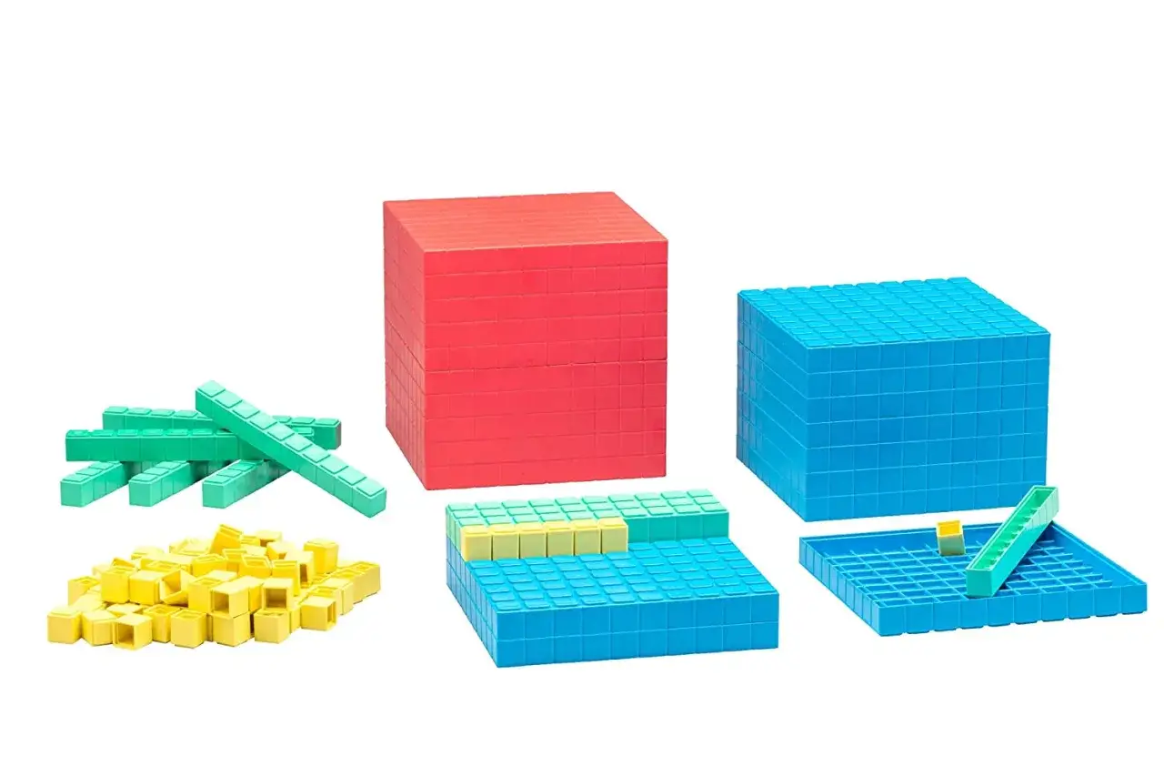 Bloques de construcción para aprender matemáticas: fichas decenas y unidades, cubos de 1000, 100 y barras de 10.