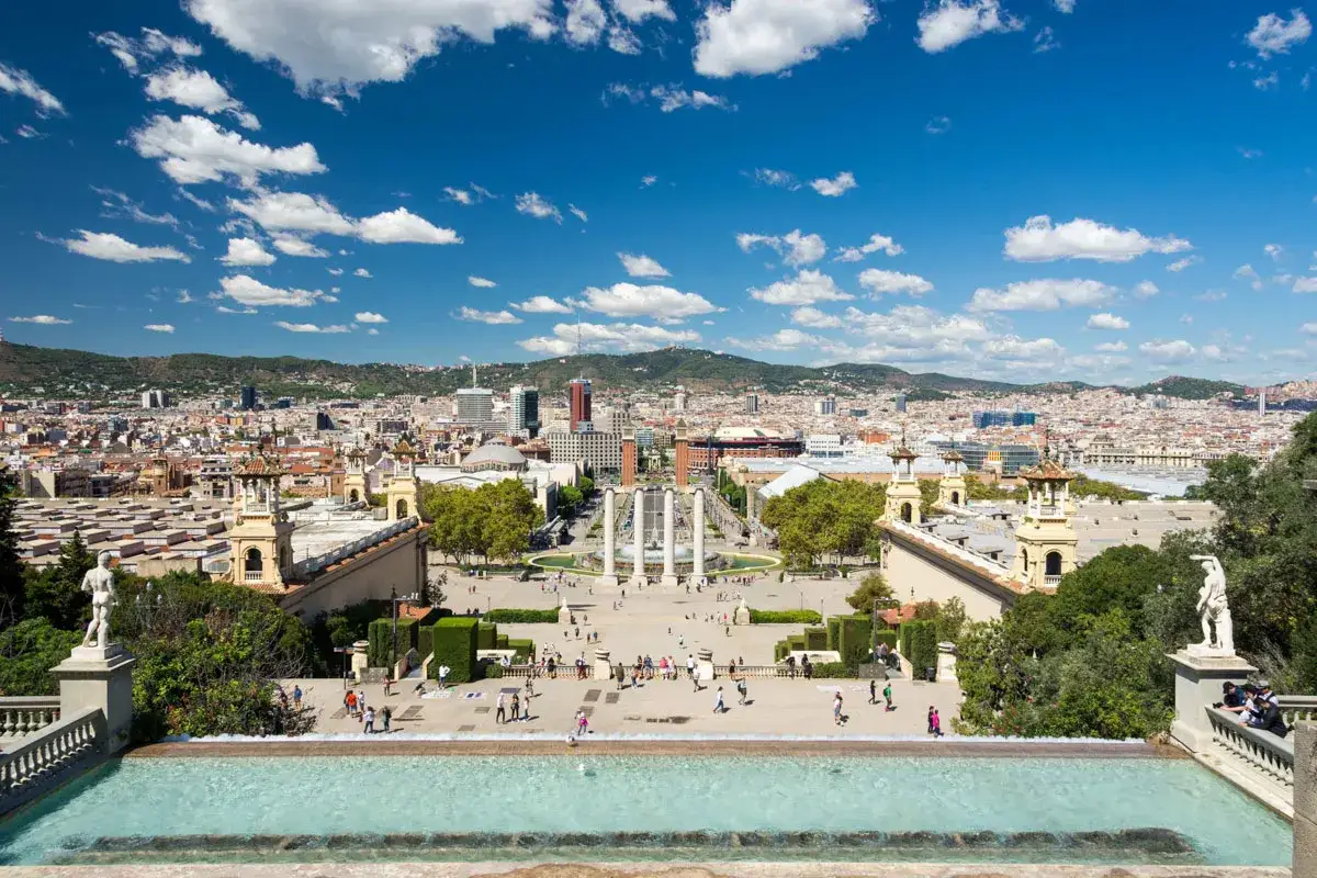 Widok z jednego z najlepszych **barcelona punkty widokowe** na Fontannę Magiczna i miasto.