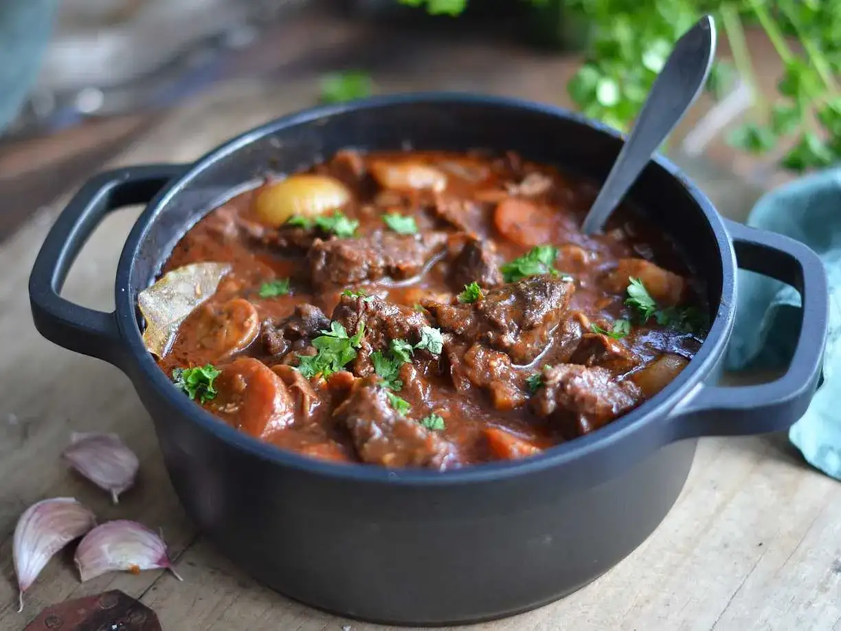 En mustig gryta med mört kött, rotfrukter och örter. Perfekt recept gryta för en kall dag.