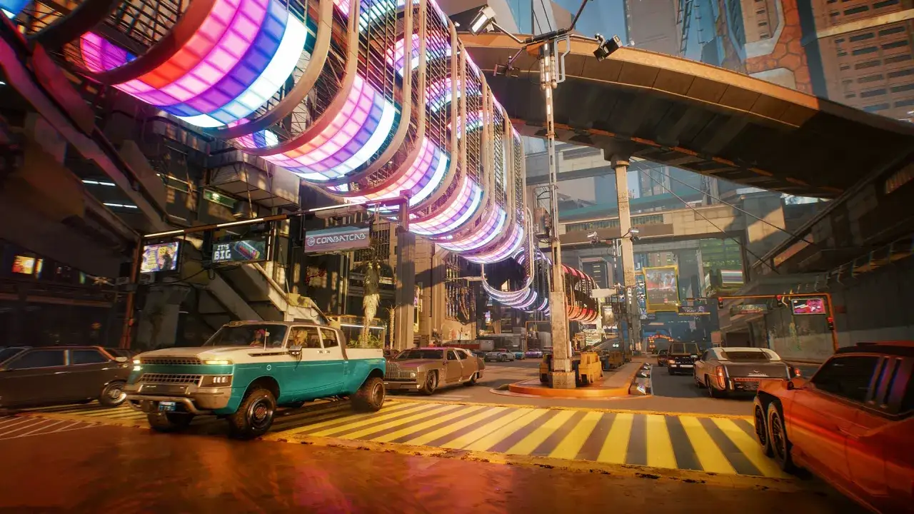 Un coche retrofuturista circula por una calle iluminada por neones, parte de la actualizaci&oacute;n cyberpunk 2077.