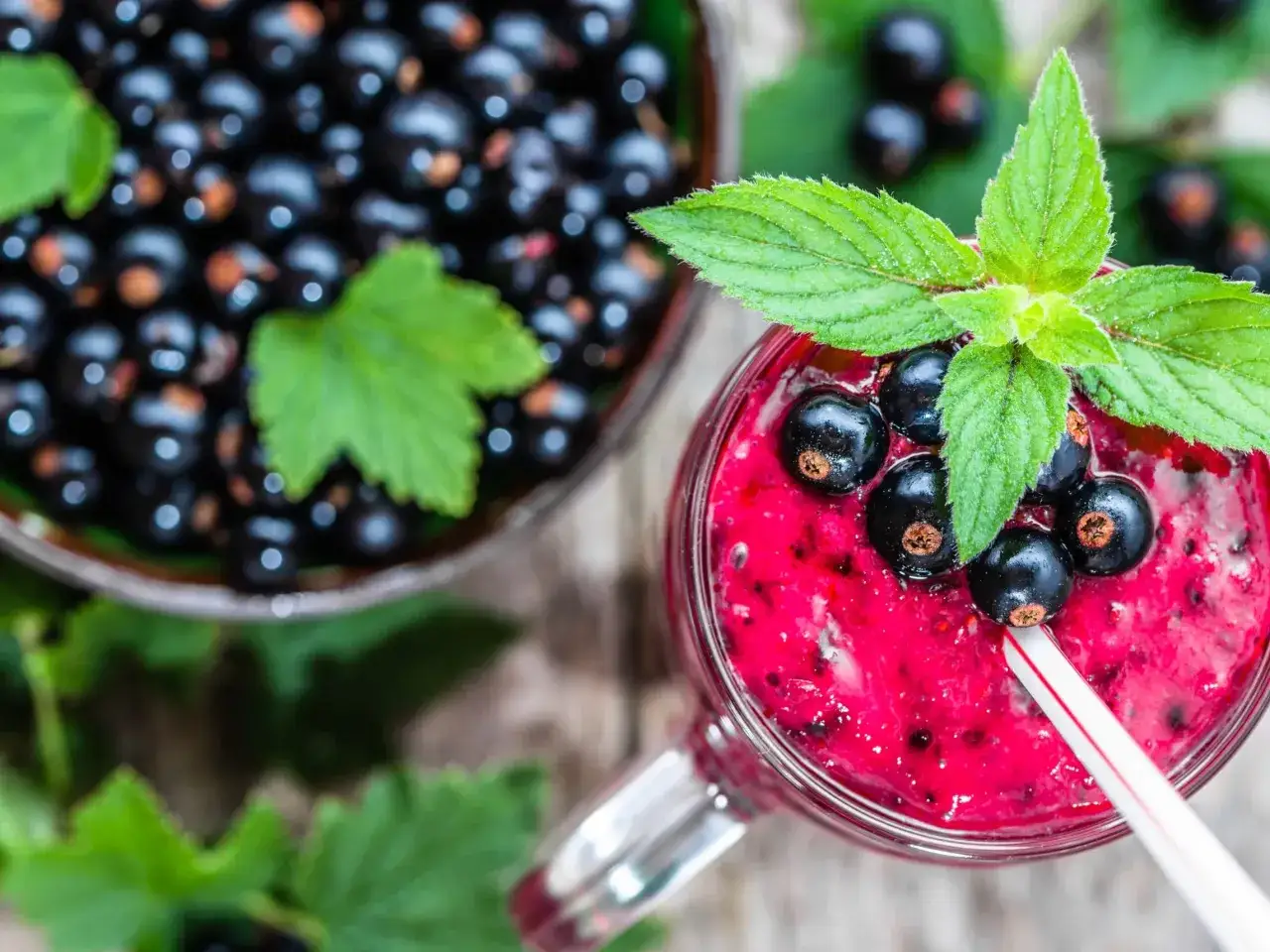 Pyszne smoothie z czarnej porzeczki, idealne do letnich przepisów. Zobacz, jak łatwo przygotować ten orzeźwiający napój!