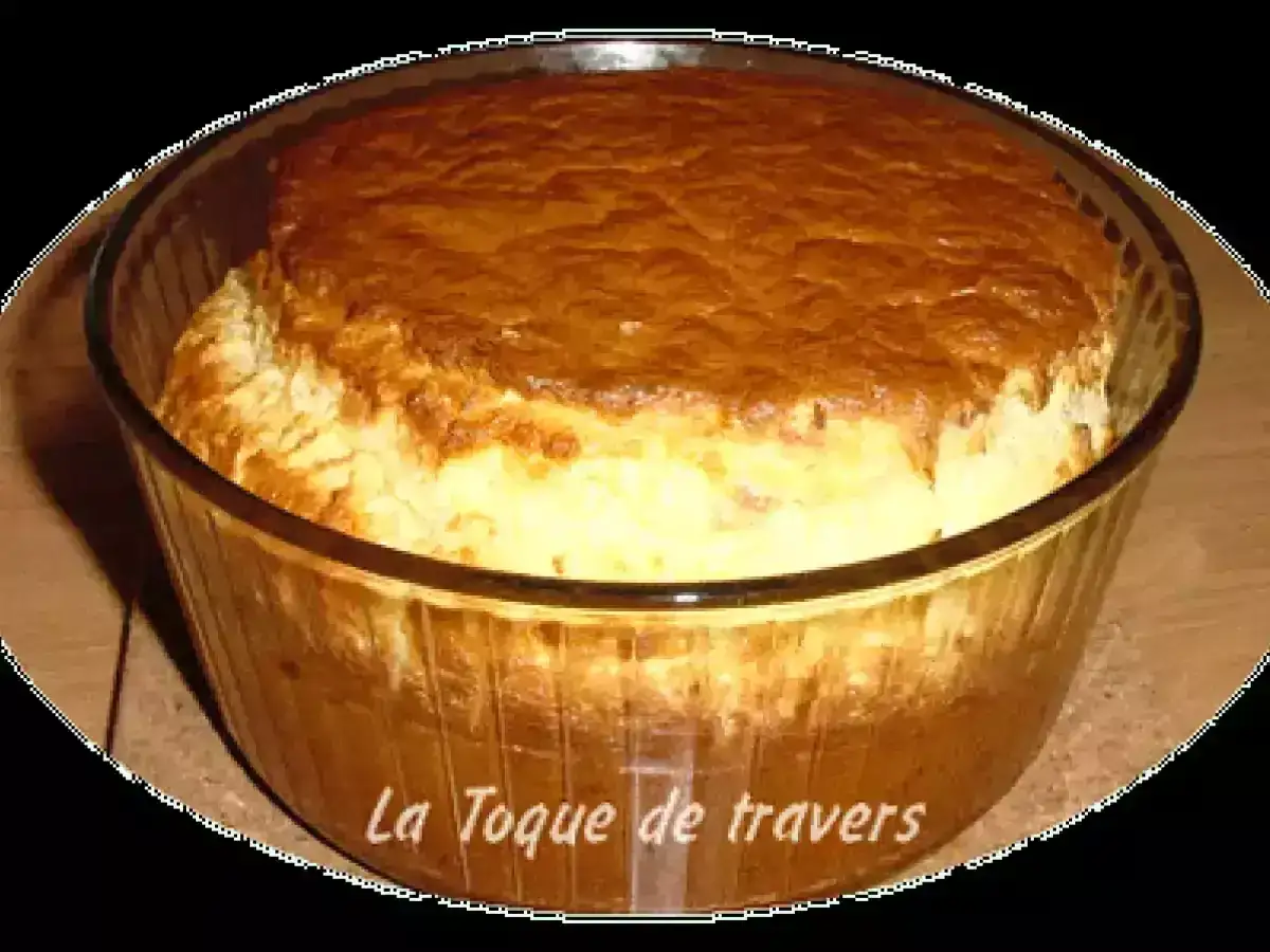 Soufflé au fromage doré et gonflé, prêt après son temps de cuisson. Un délice !