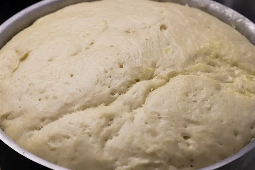 przerośnięte ciasto na pizzę