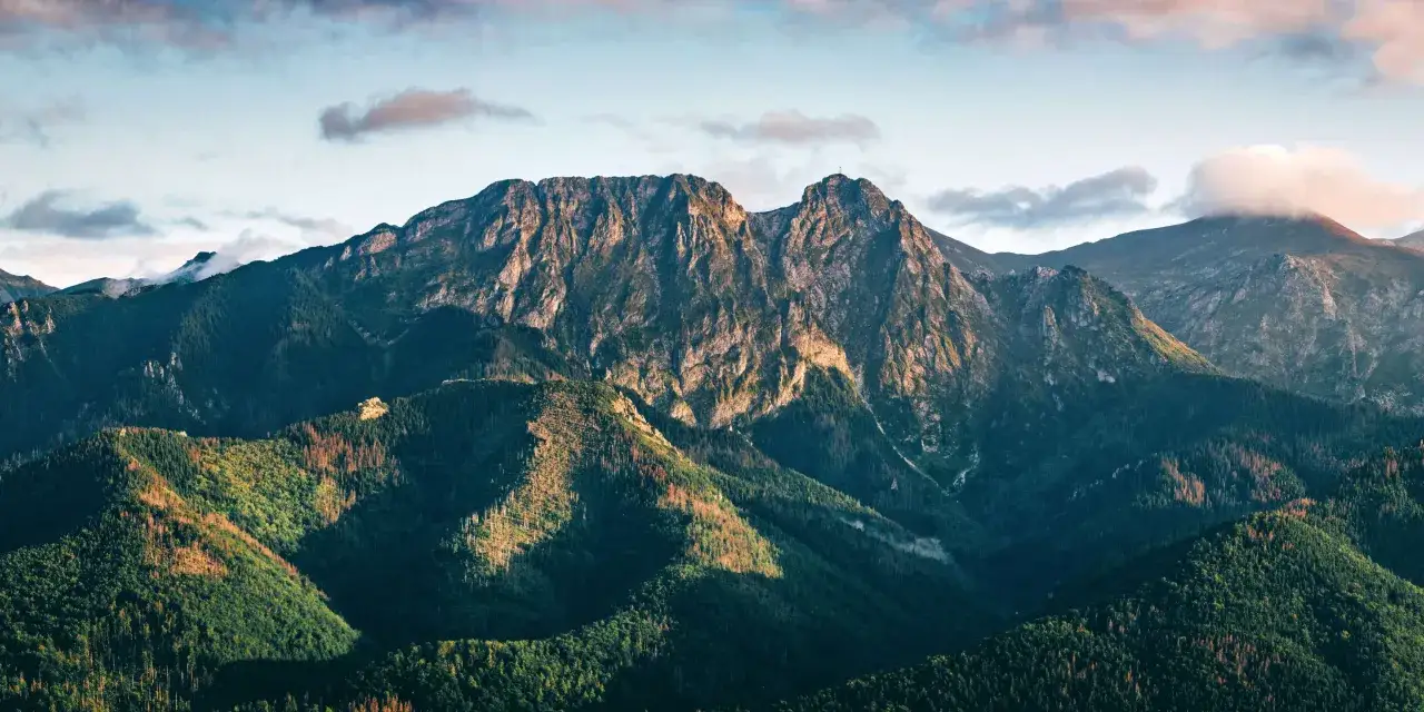 Majestatyczne Tatry o zachodzie słońca. Ciekawe ciekawostki o Zakopanem i jego okolicy czekają na odkrycie wśród tych szczytów.