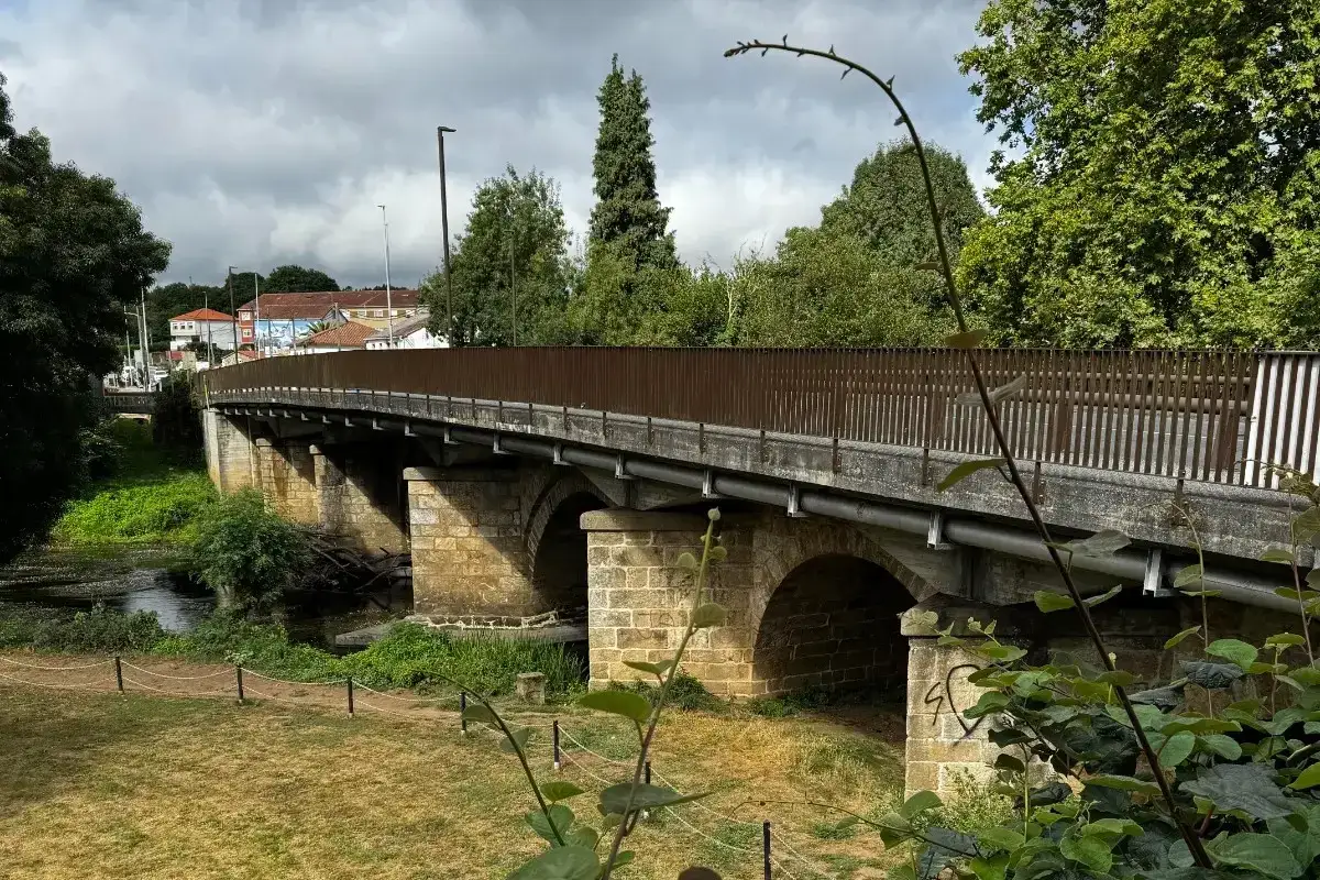 Puente de piedra y hormig&oacute;n sobre un r&iacute;o, parte de la etapa de Sigueiro a Santiago.