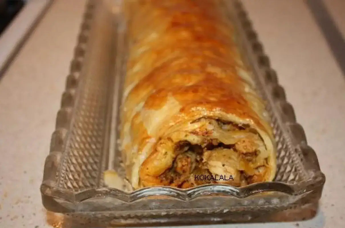 Złocisty, pieczony kebab w cieście francuskim, podany w szklanej salaterce. Idealny na szybki obiad.