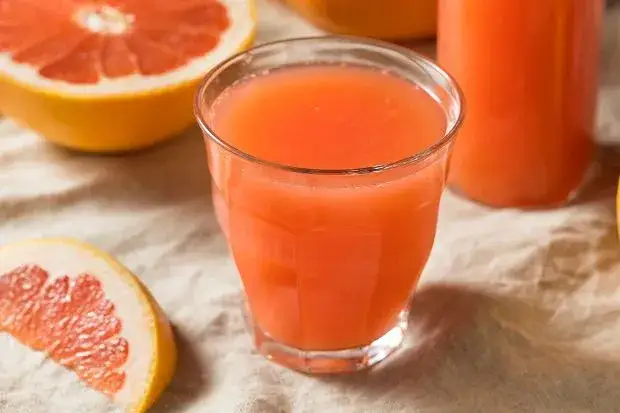 szklanka soku grejpfrutowego, świeże grejpfruty
