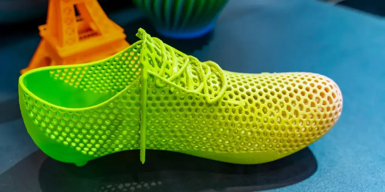 Buty sportowe wydrukowane z filamentu TPU, pokazujące jego elastyczność i wytrzymałość.