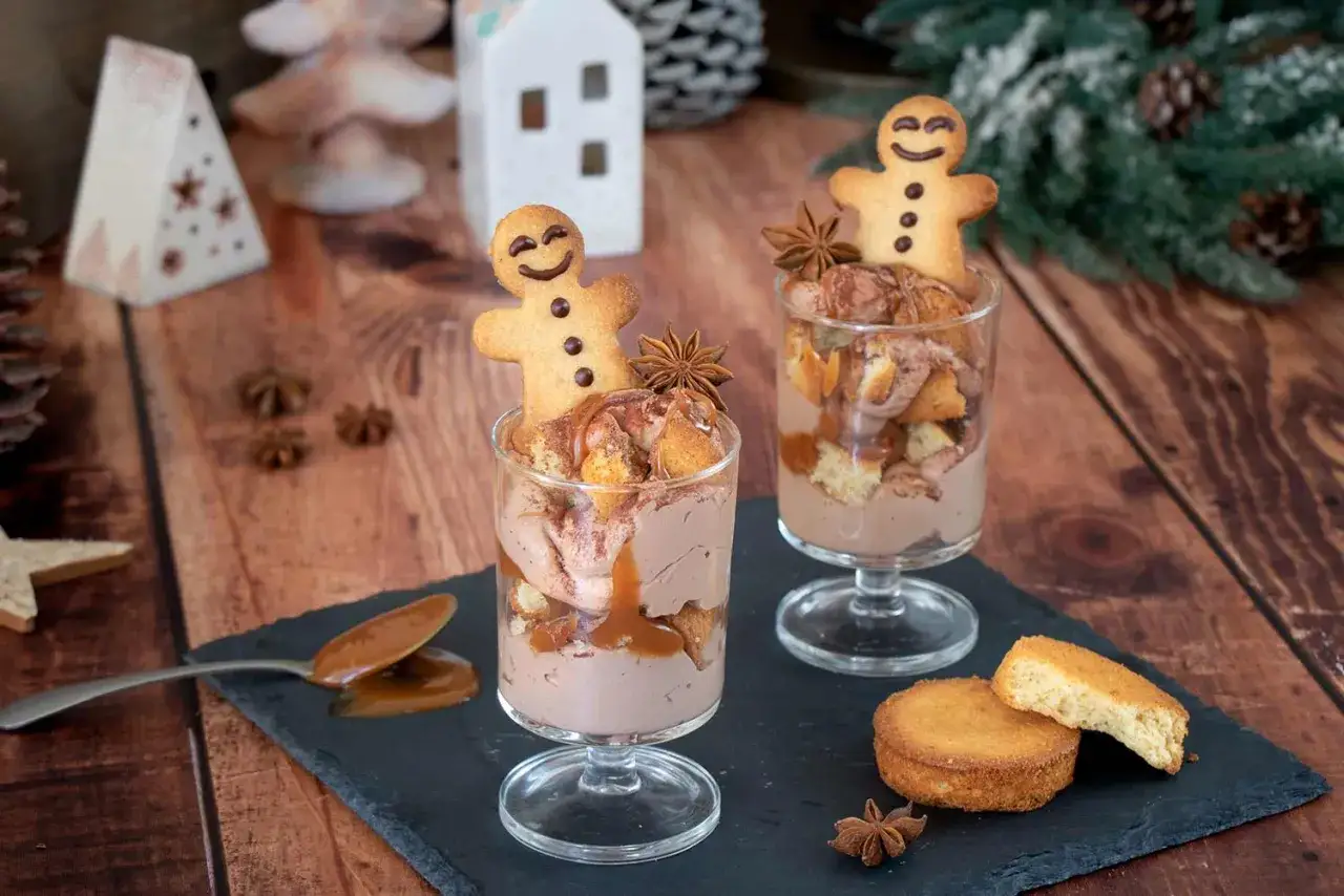 Deux coupes de mousse au chocolat au lait, garnies de biscuits bonhomme pain d'&eacute;pice et de caramel. Ambiance festive.