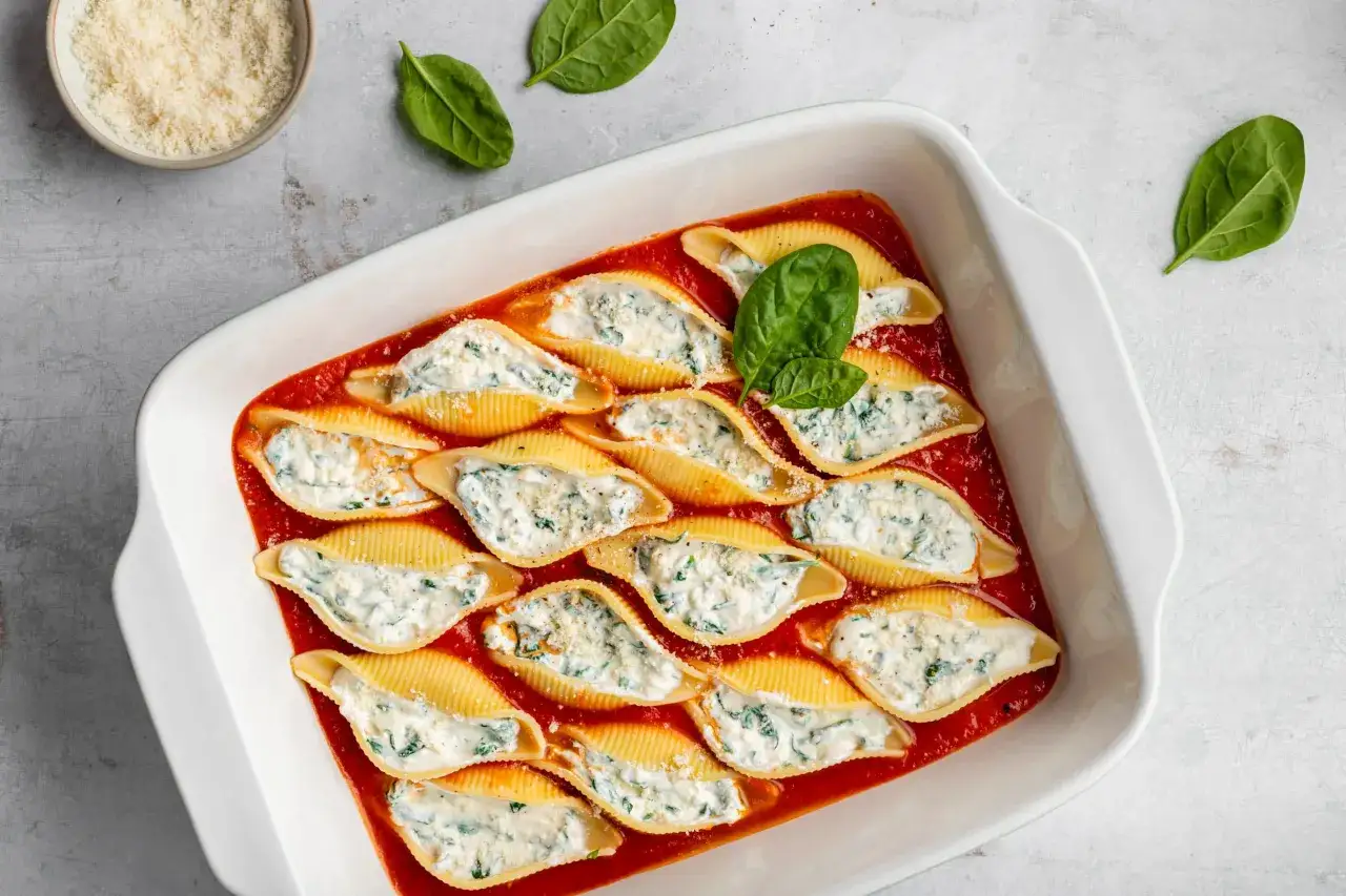 Gef&uuml;llte Conchiglioni mit Spinat und Ricotta, bereit f&uuml;r ein italienisches Ofengericht. Ein k&ouml;stliches conchiglioni rezept italienisch.