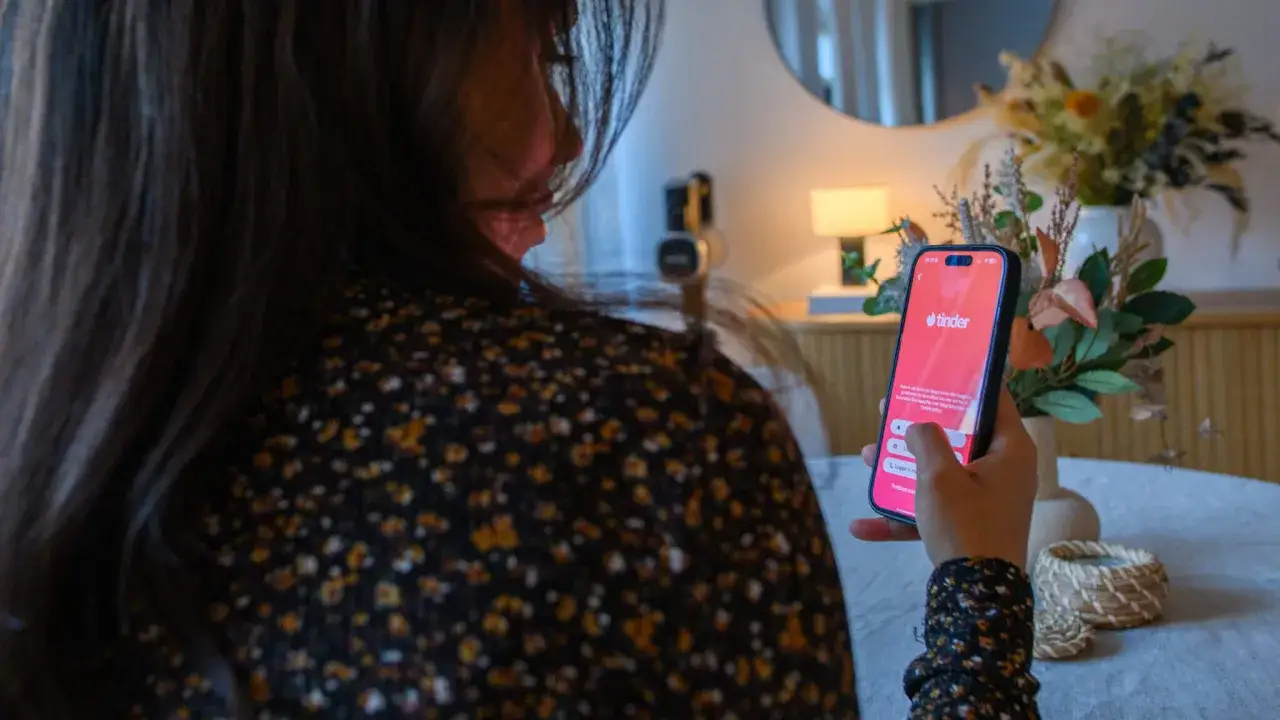 Kvinna anv&auml;nder Tinder, en av m&aring;nga dejting appar, p&aring; sin mobiltelefon.