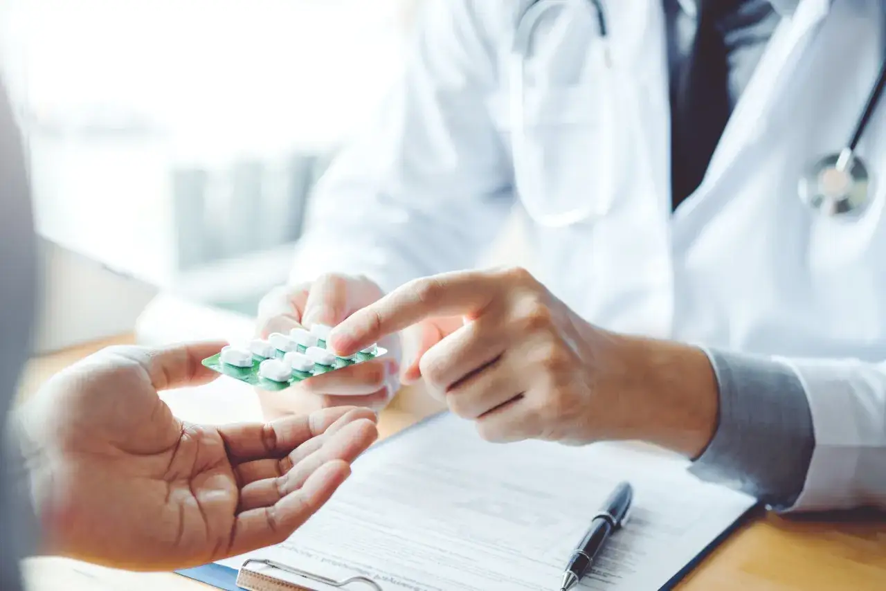 Läkare ger medicin till patient. Detta kan vara en del av behandlingen inom ips psykiatri.
