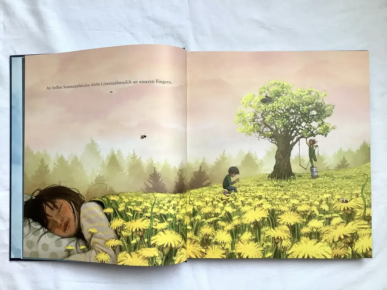Ein Mädchen schläft in einem Feld voller Löwenzahn. Ein Junge spielt unter einem Baum. lisa aisato malt eine friedliche Sommerlandschaft.