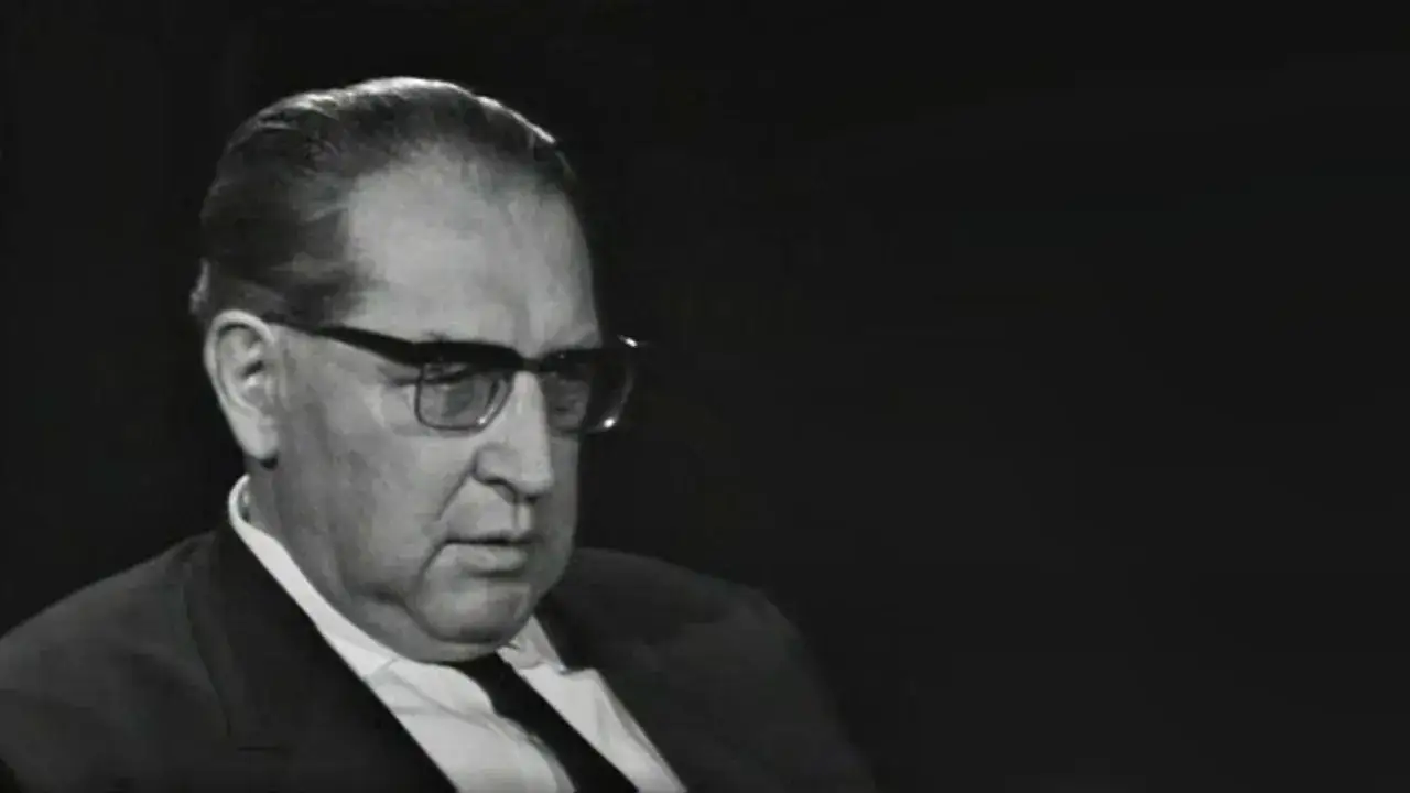 Thomas Dehler, ein deutscher Politiker, tr&auml;gt eine Brille und einen Anzug.
