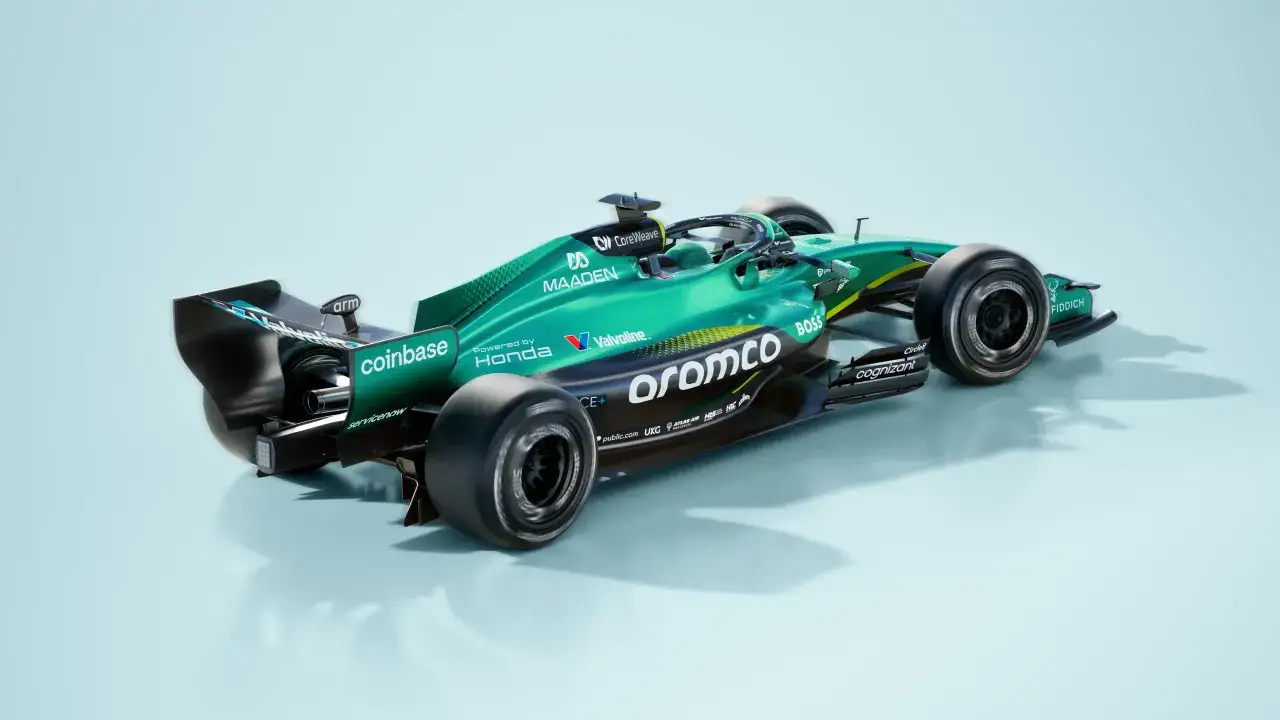 Coche de Aston Martin Honda, verde y negro, con patrocinadores como Aramco y Coinbase.