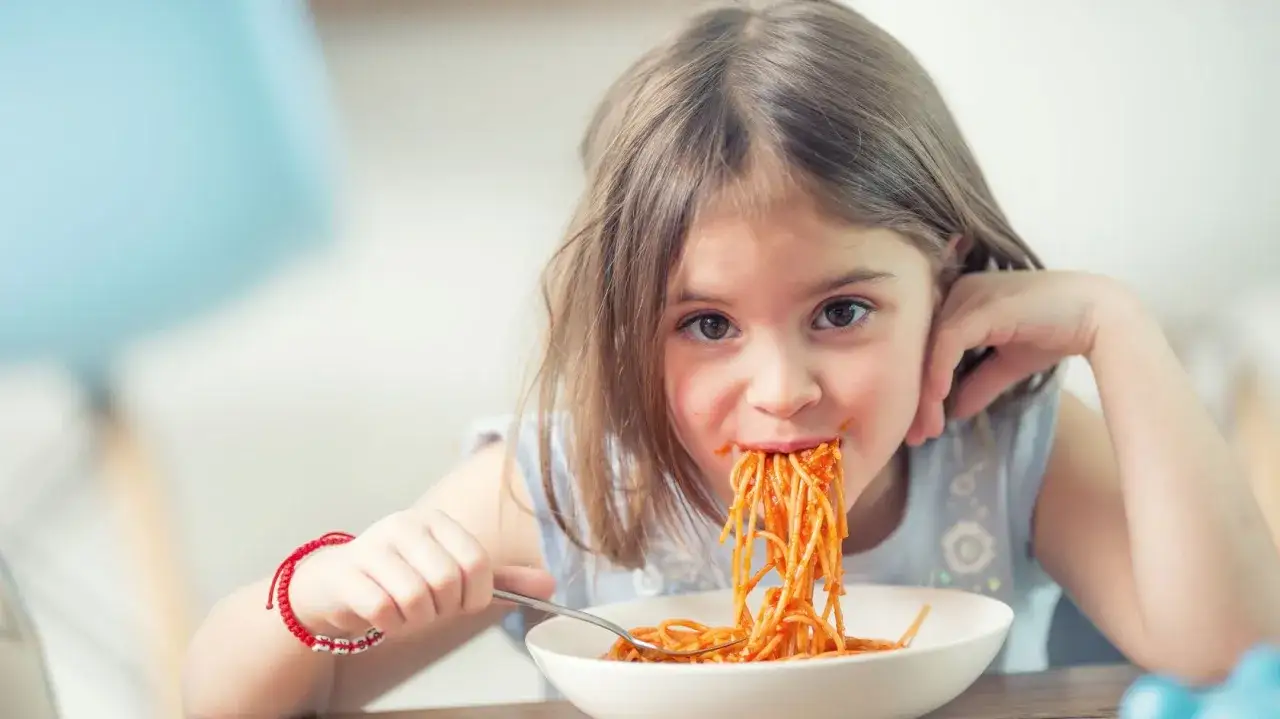Ein M&auml;dchen mit dem Picky Eater Syndrom isst gen&uuml;sslich Spaghetti.