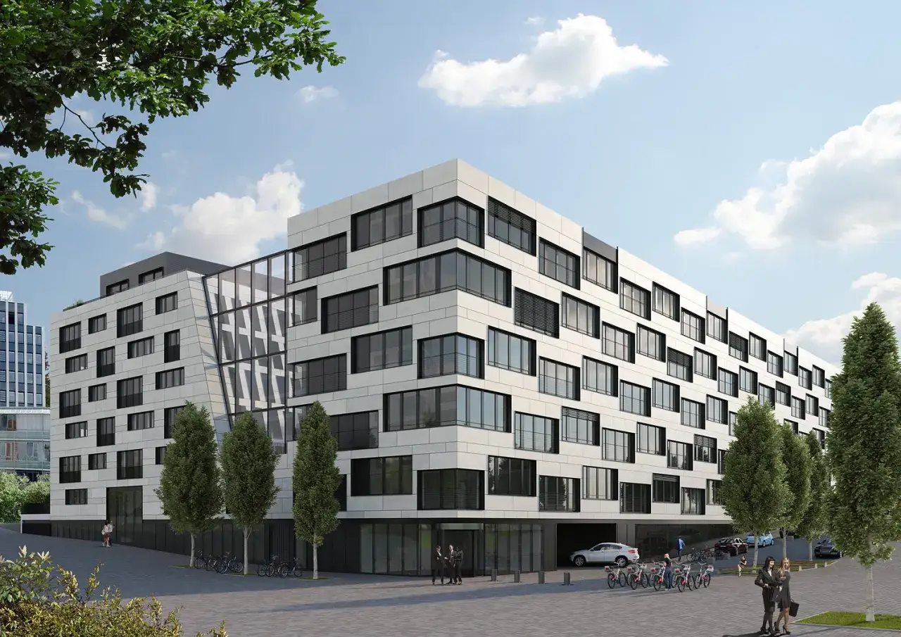 Moderne Architektur in Frankfurt: Ein Bürogebäude mit Glasfassade und vielen Fenstern, umgeben von Bäumen und mit Fahrrädern davor.